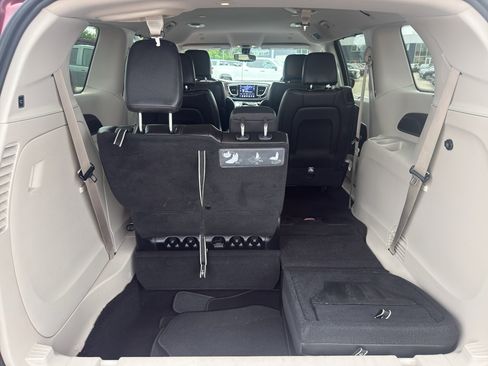 Used 2018 Chrysler Pacifica Touring-L FWD image 37