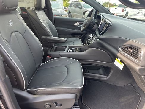 New 2026 Chrysler Pacifica Limited w/ Uconnect Theater Family Group image 56