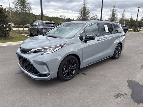 Used 2024 Toyota Sienna XSE image 7