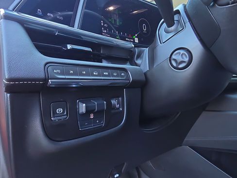 Used 2024 Cadillac Escalade Premium Luxury w/ Performance Package image 20