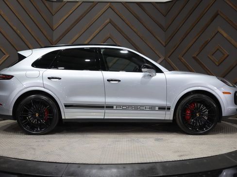 Used 2022 Porsche Cayenne Turbo image 12