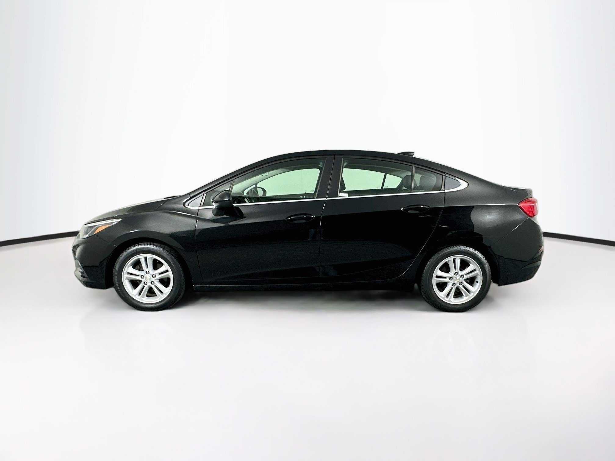 Used 2018 Chevrolet Cruze LT w/ Convenience Package FWD image 4