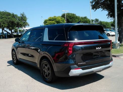 Used 2025 Kia Carnival FWD image 11