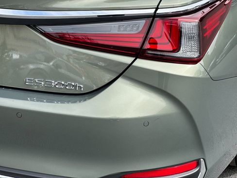 Used 2025 Lexus ES 300h w/ Premium Package image 33