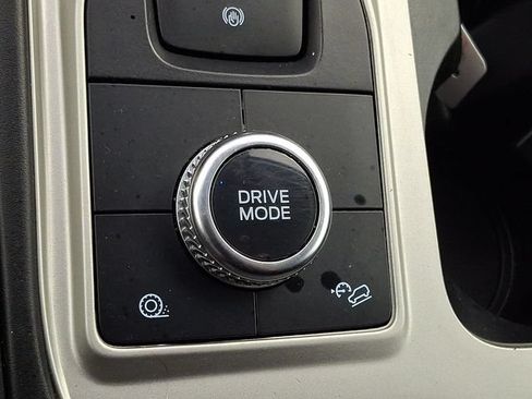 Used 2023 Ford Explorer XLT AWD/4WD image 32