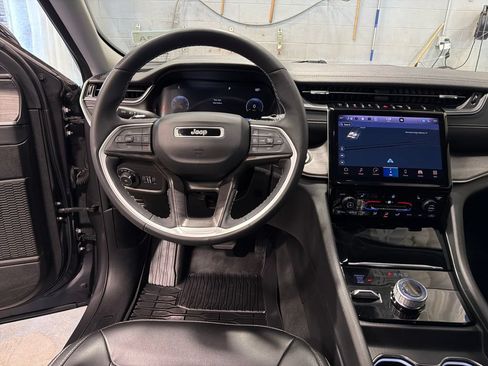 Used 2023 Jeep Grand Cherokee Limited AWD/4WD image 5