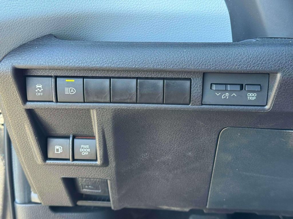 Used 2025 Toyota Sienna LE FWD image 21