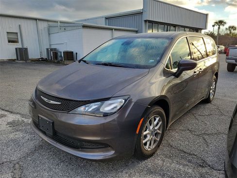 Used 2023 Chrysler Voyager LX image 6