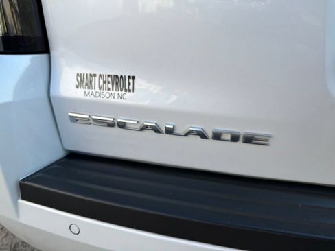Used 2019 Cadillac Escalade Platinum AWD/4WD image 19