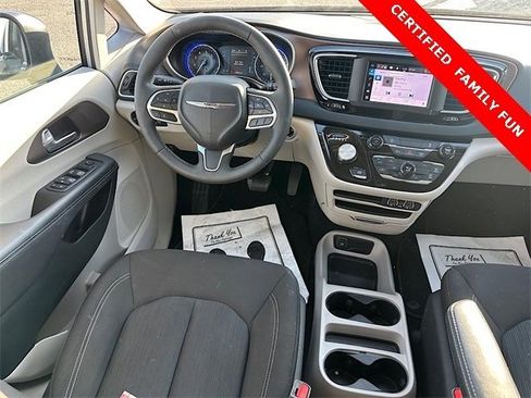 Used 2024 Chrysler Voyager LX image 17