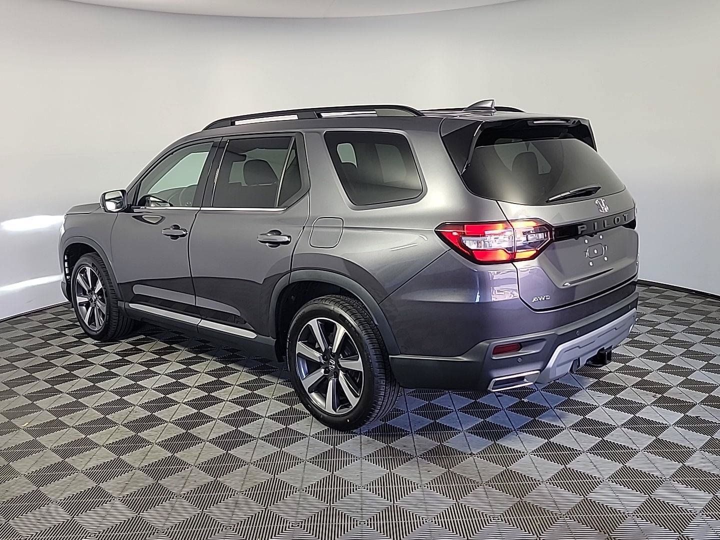 Certified 2024 Honda Pilot Touring image 10