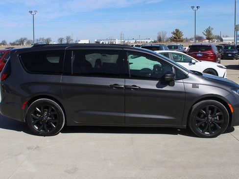 Used 2020 Chrysler Pacifica Limited w/ Quick Order Package 27H Red S FWD image 4