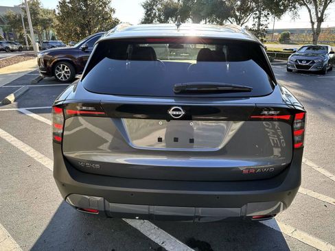 Used 2025 Nissan Kicks SR image 3