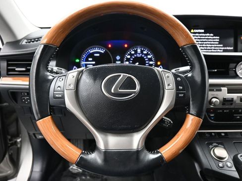 Used 2015 Lexus ES 300h w/ Navigation System Package image 11