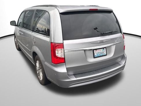 Used 2016 Chrysler Town & Country Touring w/ Driver Convenience Group image 8