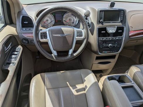 Used 2014 Chrysler Town & Country Touring image 12