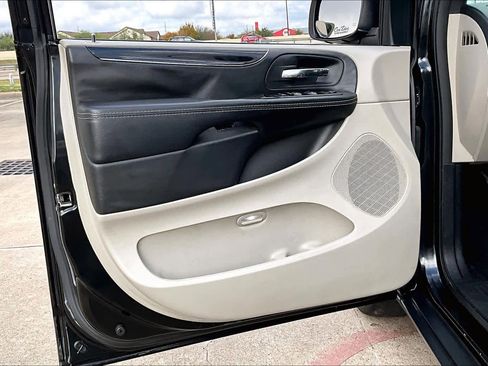 Used 2017 Dodge Grand Caravan SXT image 21