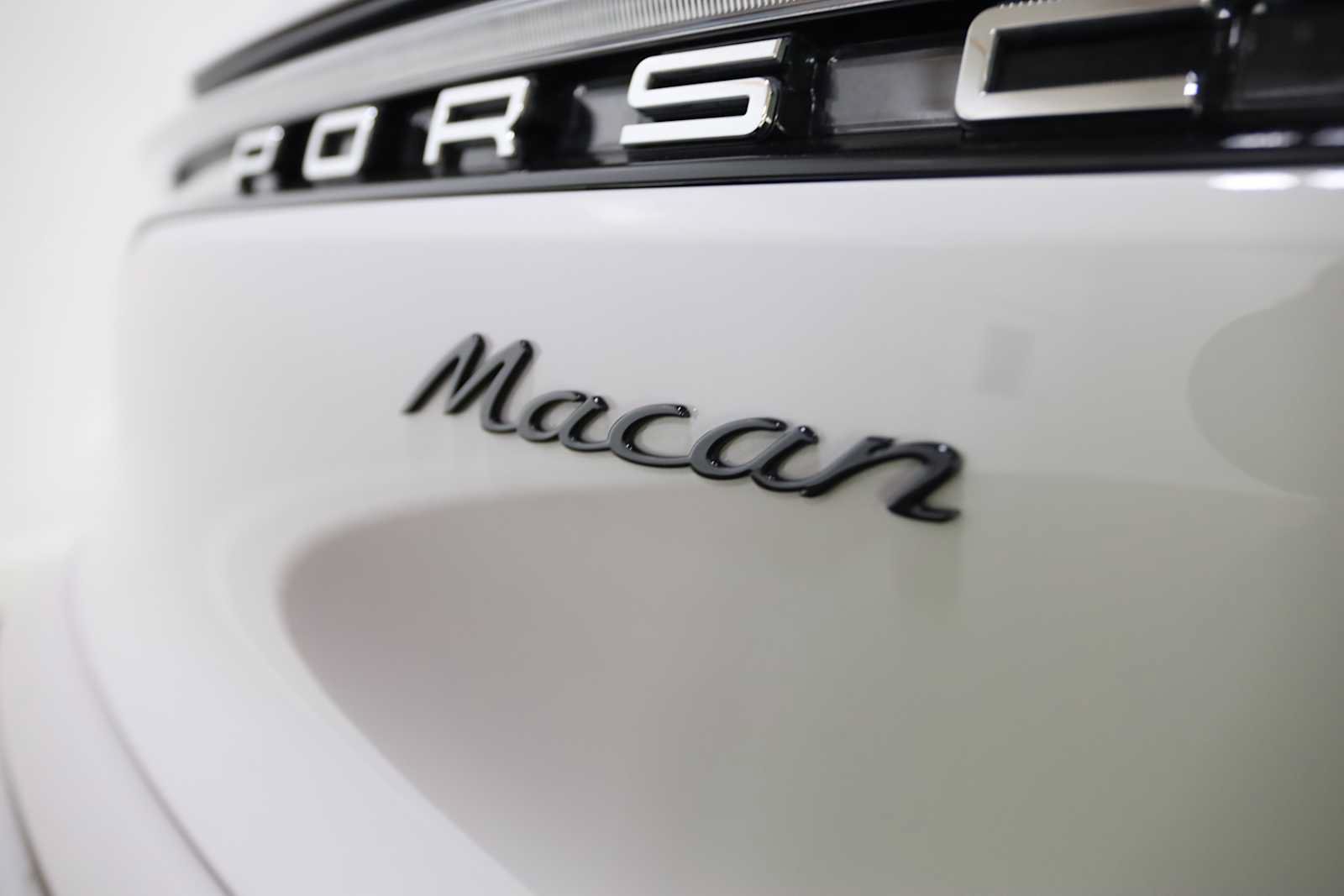 Used 2025 Porsche Macan AWD/4WD image 15