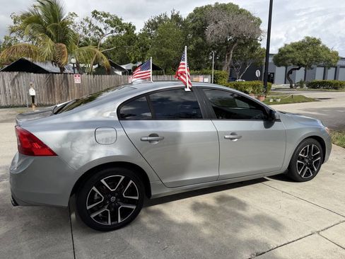 Used 2017 Volvo S60 T5 Dynamic image 9