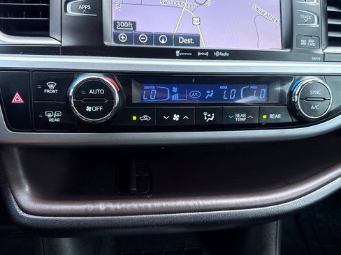 Used 2018 Toyota Highlander XLE AWD/4WD image 28