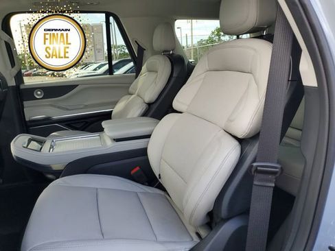 New 2025 Lincoln Navigator Reserve image 17