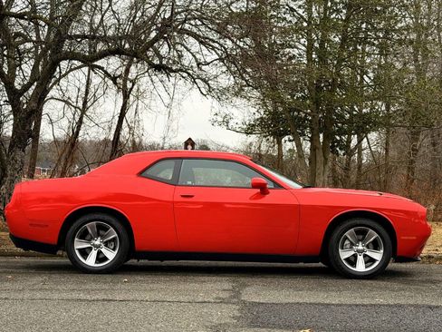 Used 2015 Dodge Challenger SXT image 5