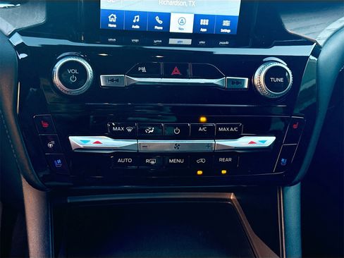 Used 2023 Ford Explorer Platinum w/ Technology Package image 16