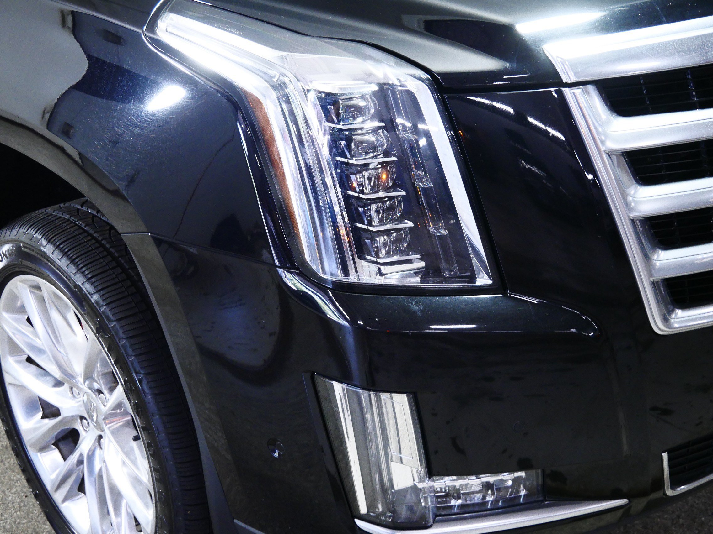 Used 2017 Cadillac Escalade ESV Luxury AWD/4WD image 16
