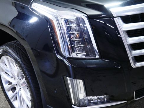 Used 2017 Cadillac Escalade ESV Luxury AWD/4WD image 16
