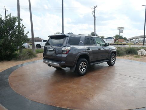 Used 2018 Toyota 4Runner TRD Off-Road image 2