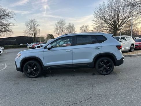 Certified 2025 Volkswagen Taos SE image 2