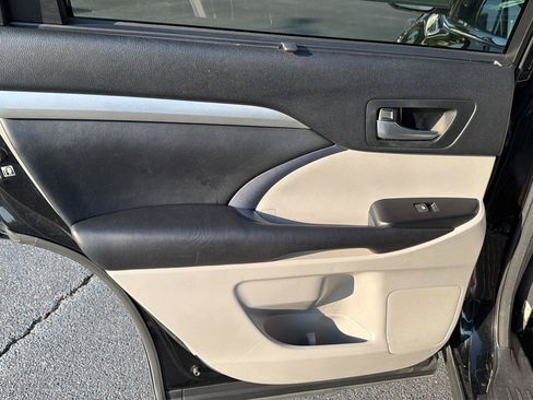 Used 2017 Toyota Highlander XLE FWD image 17