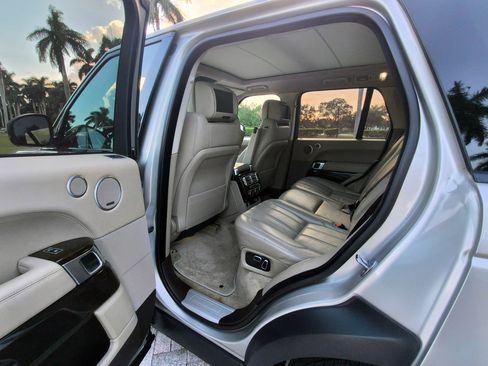 Used 2015 Land Rover Range Rover HSE image 30