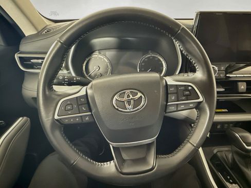Used 2023 Toyota Highlander XLE AWD/4WD image 12