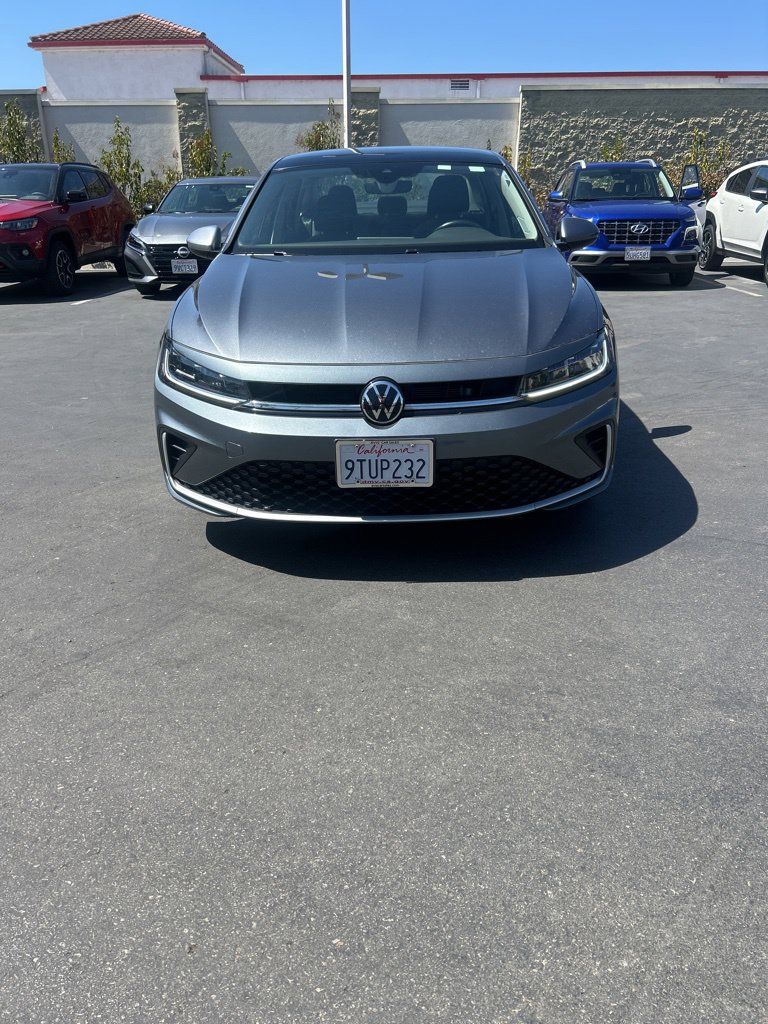 Used 2025 Volkswagen Jetta SE FWD image 2