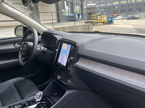 Certified 2025 Volvo XC40 B5 Plus image 25