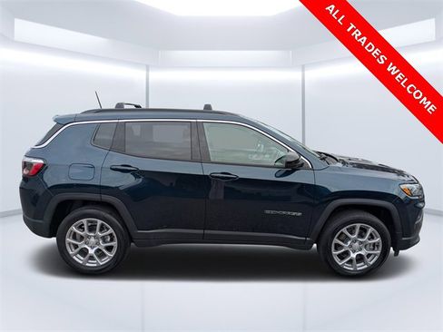 Used 2024 Jeep Compass Latitude image 2