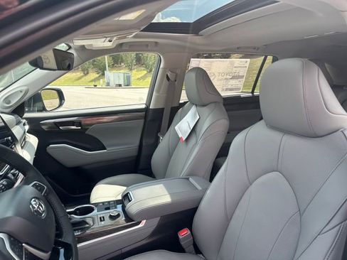 New 2026 Toyota Highlander Limited AWD/4WD image 15