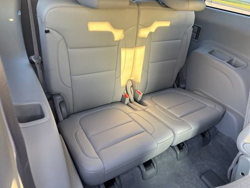 Used 2021 GMC Acadia SLT w/ Technology Package FWD image 13