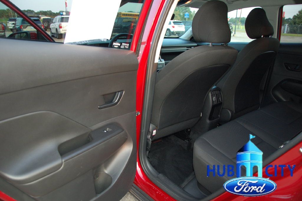 Used 2025 Hyundai Kona SEL FWD image 13