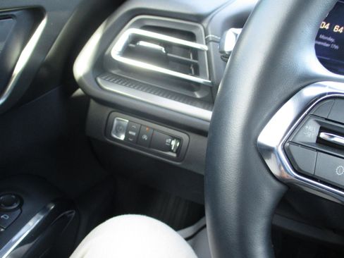 Used 2025 Chevrolet Traverse LT image 21