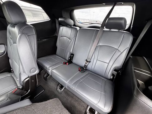 Used 2023 Buick Enclave Essence image 8