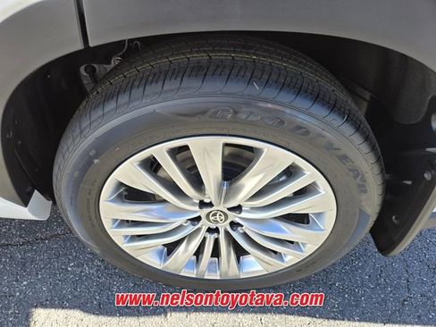 New 2026 Toyota Highlander Platinum AWD/4WD image 9