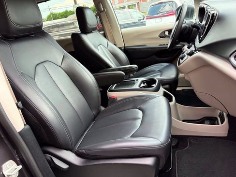 Used 2023 Chrysler Pacifica Touring-L FWD image 10