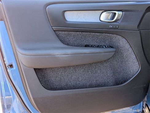 Used 2025 Volvo XC40 B5 Plus image 9