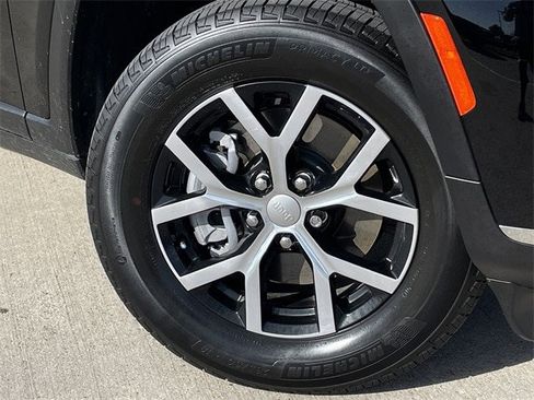 Used 2025 Jeep Grand Cherokee L Limited image 10