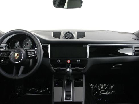 Certified 2025 Porsche Macan image 11
