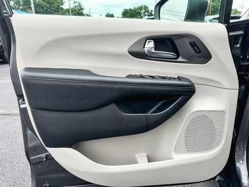 Used 2020 Chrysler Pacifica Touring-L Plus w/ Advanced Safetytec Group FWD image 14