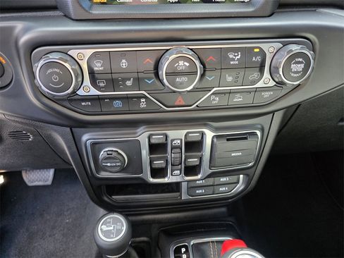 Used 2021 Jeep Wrangler Unlimited Sahara image 24