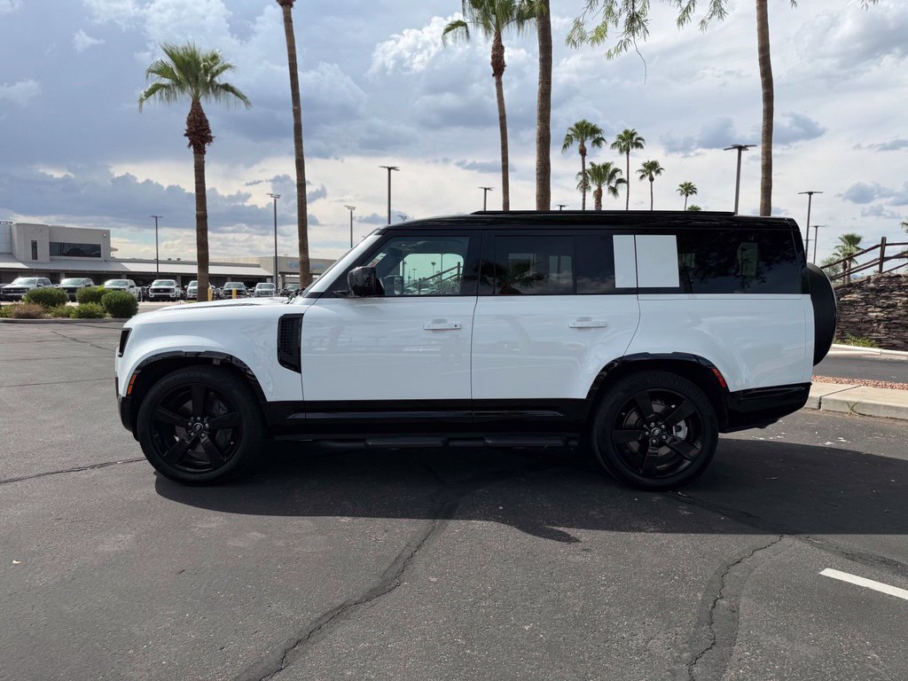 Used 2025 Land Rover Defender 130 X-Dynamic SE AWD/4WD image 3